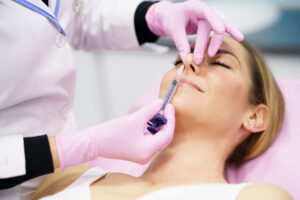 paciente ácido hialurónico tratamiento facial rostro piel estirada clinica estetica belleza taccone santiago chile