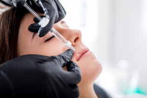 tratamiento relleno de labios con acido hialuronico clinica estetica taccone santiago chile mujer recibiendo inyección de tratamiento