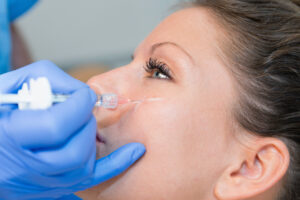 tratamiento facial acido hialuronico rostro paciente mujer clinica estetica taccone santiago chile