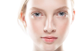mujer joven rostro limpio foxy eyes clinica estetica taccone santiago chile