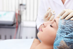 toxina botulínica tipo a botox inyección en rostro a paciente clinica estetica taccone santiago chile