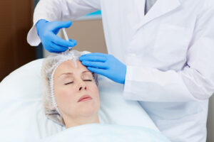 mujer recibiendo inyección de tratamiento toxina botulínica botox clinica estetica taccone santiago chile