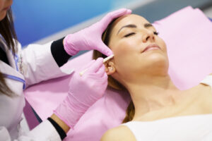 hilos pdo doctor inyectando a paciente tratamiento clinica estetica taccone santiago chile