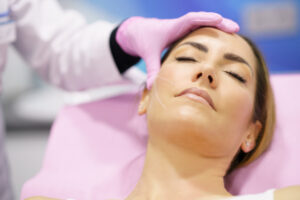 hilos pdo doctor inyectando a paciente tratamiento clinica estetica taccone santiago chile