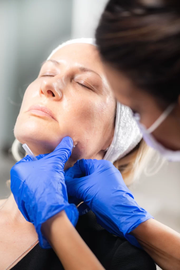 mujer tratamiento facial clínica de medicina estética taccone las condes santiago chile