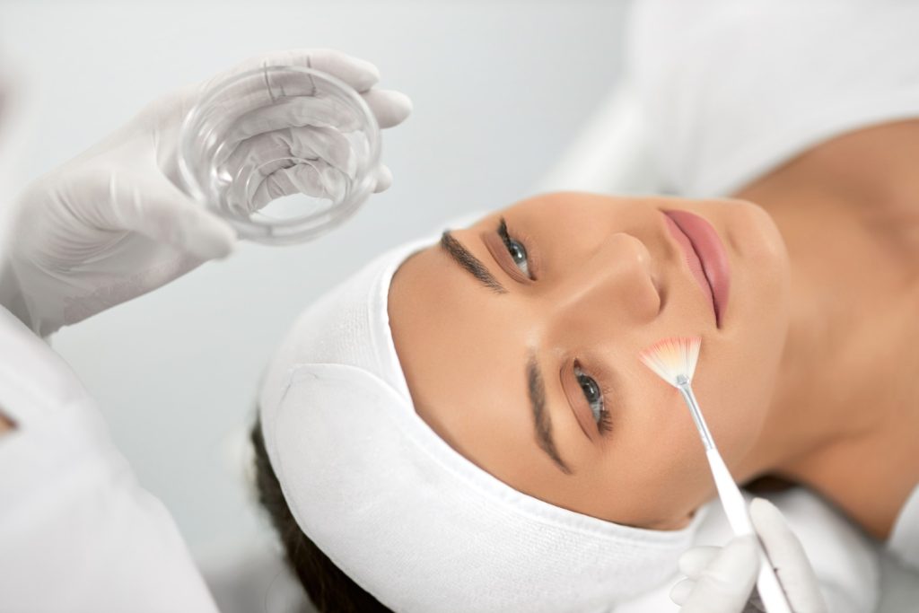 Renueva tu rostro: El secreto del peeling químico y la limpieza facial profunda