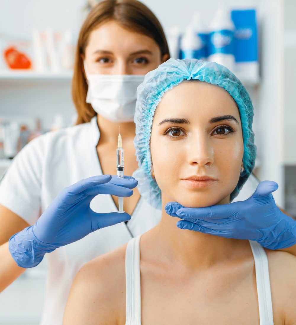 mujer doctora tratamiento facial clínica de medicina estética taccone las condes santiago chile