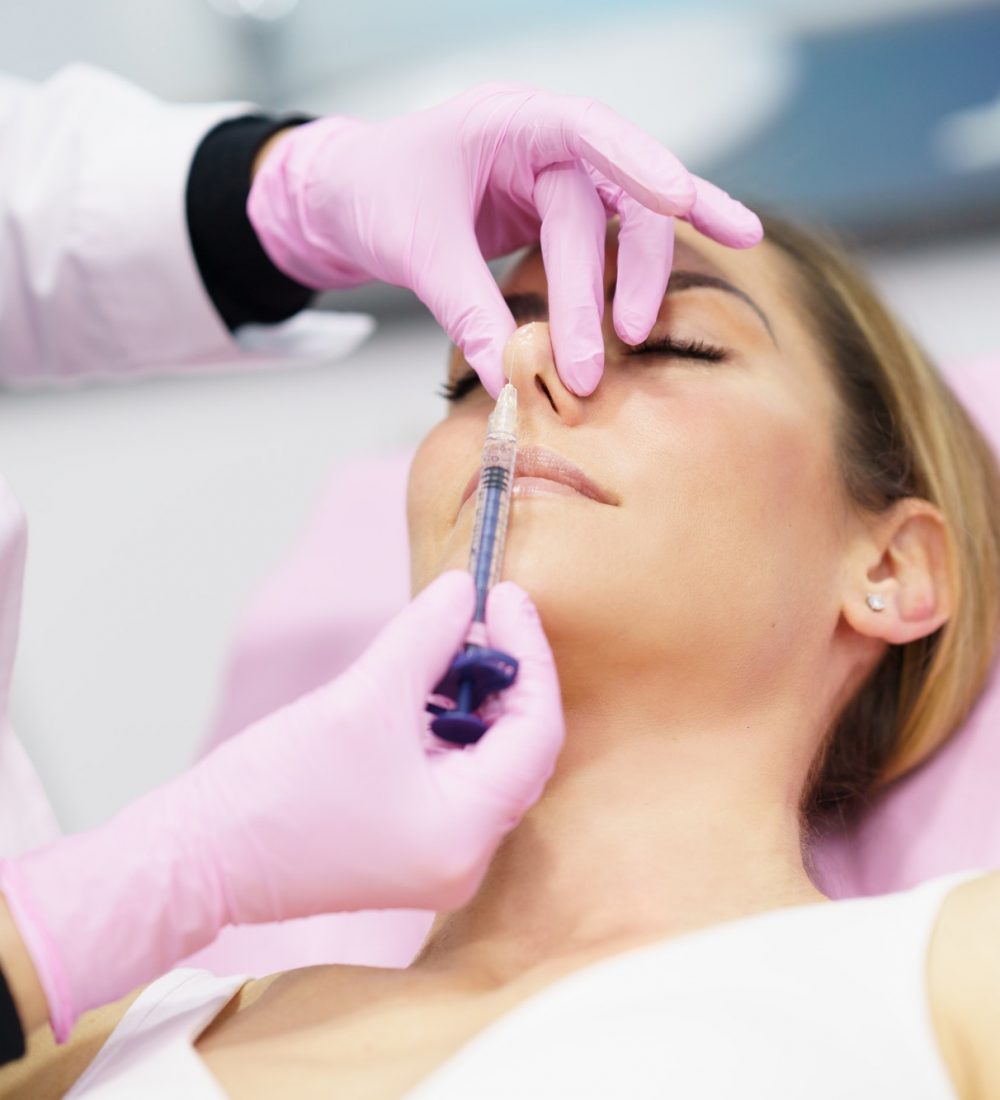 mujer recibiendo tratamiento alectomia fosas nasales clinica estetica taccone santiago chile